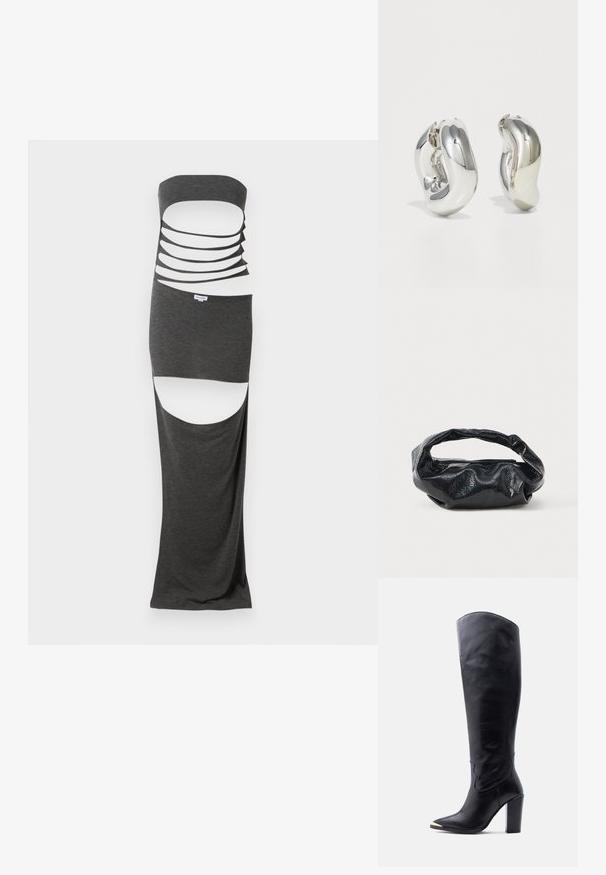 Maxi kjole i mørkegråt stof med et strapless design, der har flere horisontale udskæringer og sideslids. Glat tekstur.; Sort læder knæhøj støvle med spids tå, guldfarvet metalspids og blokhøj hæl på hvid baggrund.; Sort taske lavet af blankt, tekstureret materiale med et cirkulært, snoet håndtag og lynlås. Har et blødt, rynket design.; Sølvskulpturelle øreringe med glatte, buede former og reflekterende overflader. Har et lukket hoop-design og en markant organisk form.