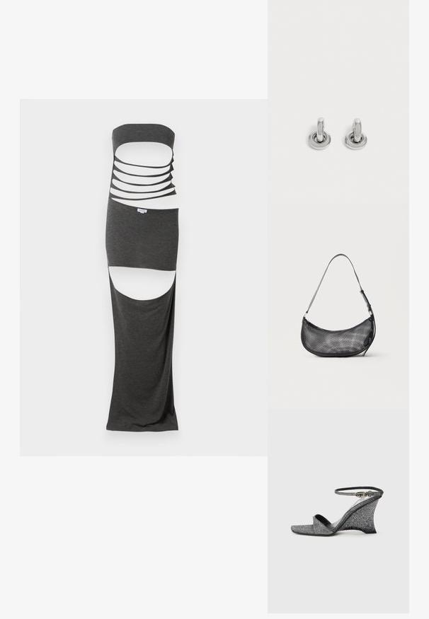 Maxi kjole i mørkegråt stof med et strapless design, der har flere horisontale udskæringer og sideslids. Glat tekstur.; Sølvsandaler med glimmer, kilehæl, åben tå, ankelrem og guldlås, vist fra siden på en ensfarvet lys baggrund.; Lille sort mesh skuldertaske i halvmåneform med justerbar tynd rem, sat mod en ensfarvet lys baggrund.; Par små, skinnende sølv hoops med rund base, vist på en ensfarvet lys baggrund.