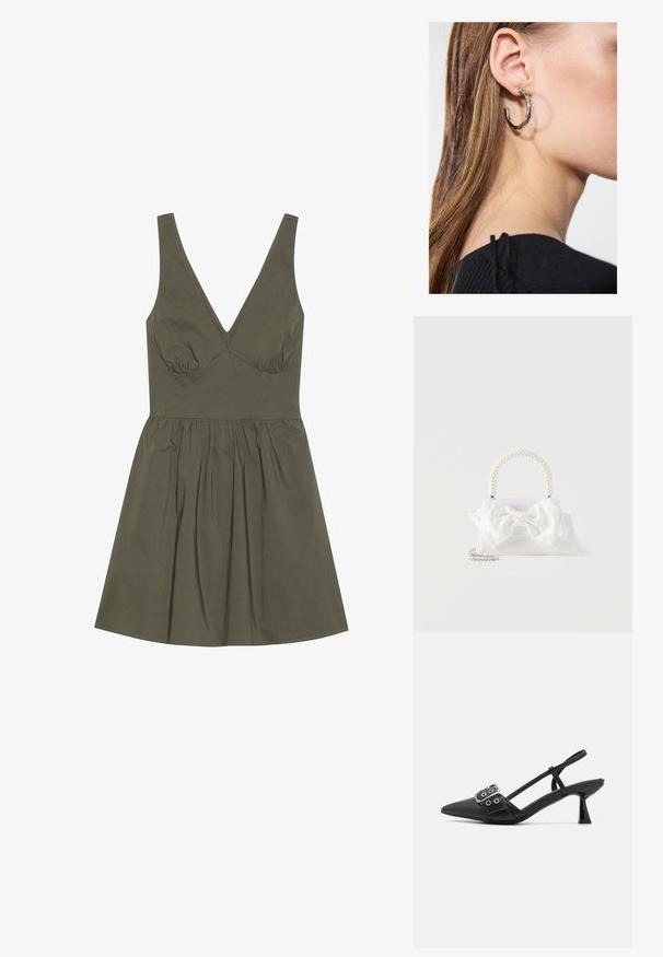 Olijfgroen mouwloos kleed met een V-hals, aansluitende lijfje en gathered taille, voorzien van een uitlopende rok en een gladde stoftextuur.; Simmi London DALA - Klassieke pumps - black; Witte handtas met handvat bedekt met parels, grote stoffen strik versierd met kleine parels en een zilveren kettingriem op een witte achtergrond.; Zilveren oorbel met een gepolijste afwerking, met kleine gouden accentdetails en een ronde vorm, gedragen op de oorlel.