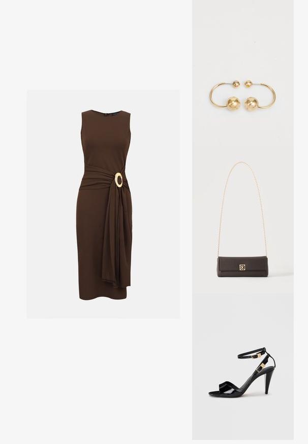 Robe midi marron foncé sans manches avec un tissu drapé rassemblé à la taille, maintenu par une grande boucle ovale en or.; Sandale à talon haut en cuir verni noir avec double bride de cheville et boucles dorées, bout ouvert, et talon effilé sur fond neutre.; Sac à main rectangulaire en cuir marron foncé avec une bandoulière chaîne dorée et une petite fermeture carrée dorée au centre avant.; Boucles d'oreilles en métal doré présentant un design circulaire avec deux sphères, l'une plus grande et texturée, et une petite boule polie en haut.