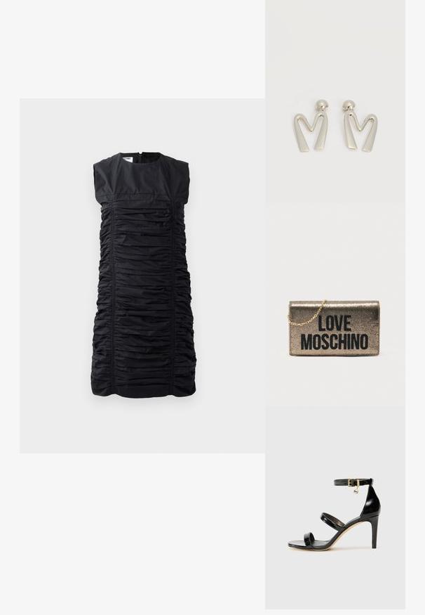 Zwarte mouwloze jurk met een gegatherde textuur, verticale plooien en een hoge hals. Sluiting met rits aan de achterkant. Elegante, getailleerde silhouet.; Zwarte gepatineerde leren sandaal met drie banden, enkelgesp en 10 cm hoge stiletto hak. Bevat gouden hardwaredetails en een logo charm.; Metalen gouden clutch met een kettingriem. Voorzijde met grote zwarte tekst "LOVE MOSCHINO". Soepele textuur, rechthoekige vorm.; Paar zilverkleurige metalen oorbellen in de vorm van een hoekige letter M met afgeronde stekers op een witte achtergrond.