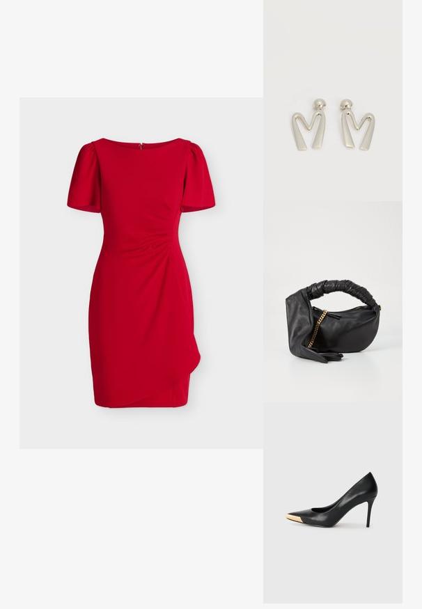 Robe rouge longueur genoux avec manches courtes bouffantes, encolure ronde, fronces latérales et ourlet asymétrique drapé.; Pompe à talon haut en cuir noir avec bout pointu ; présente une accentuation métallique dorée sur le capuchon. Surface lisse avec un design épuré.; Sac en cuir noir avec une poignée torsadée, accent en chaîne dorée et forme arrondie. Présente une texture lisse et une fermeture éclair.; Paire de boucles d'oreilles en métal argenté en forme de lettre M angulaire avec des tiges arrondies sur fond blanc.