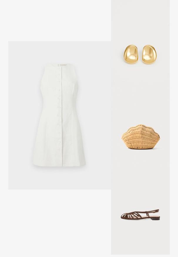 Robe blanche sans manches en lin, dotée d'un devant à boutons, d'une coupe cintrée et d'une texture subtile avec une fermeture éclair discrète à l'arrière.; Sandale plate marron avec plusieurs fines lanières et une petite boucle à la cheville sur un fond clair.; Sac à main en rotin tissé en forme de coquille Saint-Jacques de couleur brun clair naturel avec des bords arrondis et texturés.; Boucles d'oreilles en forme de clou de couleur or, avec une forme lisse et arrondie et une surface réfléchissante, mettant en avant un design minimaliste sans motifs visibles.
