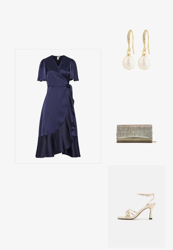 Vestido envolvente de satén azul marino con mangas cortas abullonadas, dobladillo con volantes y un cinturón para anudar en la cintura. Textura suave con una silueta fluida.; Sandalias de tacón alto doradas metálicas con tiras, puntera cuadrada, correa en el tobillo y un tacón estrecho. Presenta una textura suave y un diseño minimalista.; Bolso de mano rectangular con una superficie metálica texturizada, que presenta una combinación de colores en plata y oro y una correa de cadena para llevar.; Pendientes en tono dorado con un gancho texturizado, adornados con pequeños cristales y resaltando dos perlas irregulares y brillantes.