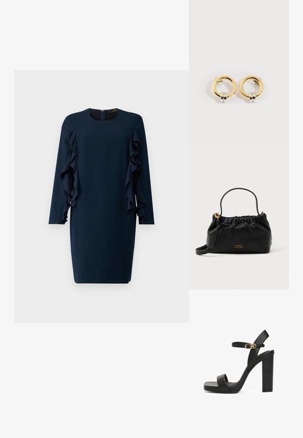 Navy blauwe jurk met lange mouwen, ronde halslijn en asymmetrische ruches aan de zijkanten. Ritsluiting aan de achterkant.; Zwarte hoge hak sandalen van soepel leer, met een brede voorband, een enkelband met gouden gesp en een chunky vierkante hak.; Zwarte leren handtas met een verzamelde bovenkant, een korte handgreep en een verwijderbare schouderriem. Voorzien van een gouden logo-accent en een gladde textuur.; Gouden ronde oorbellen met aan elke oorbel twee kleine zilveren ringetjes, met subtiele gegraveerde merknamen, geplaatst op een witte achtergrond.