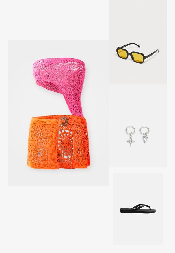 Top de ganchillo en rosa y naranja, con un diseño asimétrico que presenta patrones florales y detalles recortados. Hecho de hilo texturizado.; Sandalia tipo chancla negra de goma con suela texturizada y correas lisas, vista lateral sobre un fondo liso gris claro.; Gafas de sol negras rectangulares con lentes amarillos. Presentan montura gruesa y un diseño angular con un acabado liso y brillante.; Pendientes de aro de plata con un charm de cruz y corazón. Textura suave y brillante con un acabado pulido. Cada charm cuelga de un lazo seguro.