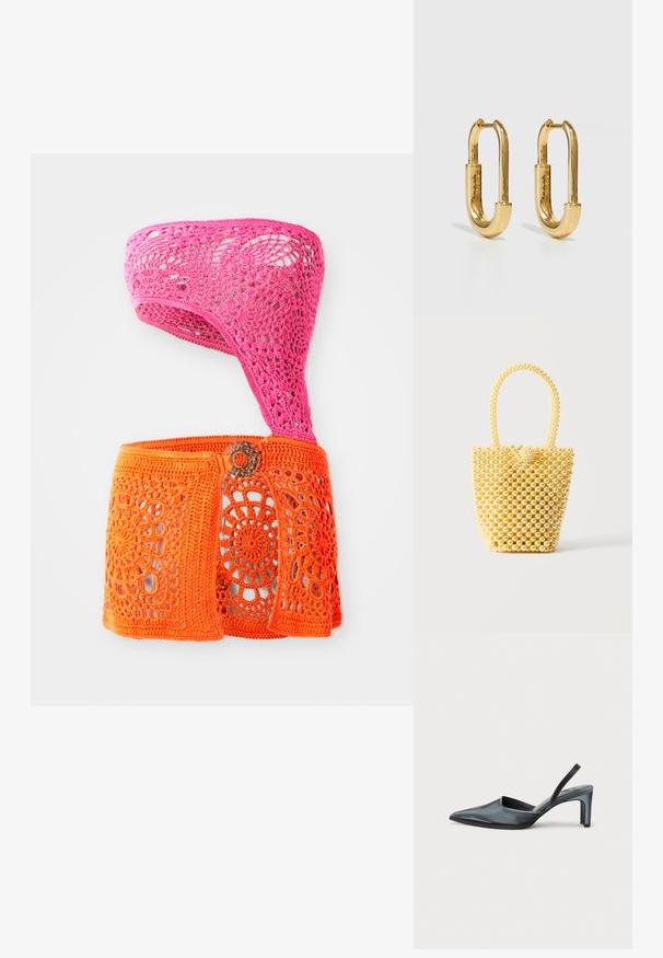 Crochet top v ružovej a oranžovej farbe, s asymetrickým dizajnom, kvetinovými vzormi a detailmi s výrezmi. Vyrobené z textúrovanej priadze.; Čierny slingback podpätok s špicatou špičkou, hladkým saténovým povrchom a tenkým 3-palcovým podpätkom. Otvorený bočný dizajn s minimálnym šitím.; Malá kabelka v štýle košíka vyrobená z lesklých krémových korálikov s uškom z korálikov a dekoratívnym zapínaním so uzlom z korálikov.; Zlaté kovové kruhové náušnice s pretiahnutým oválnym tvarom, ktoré majú hladký, leštený povrch a malú pántovú sponu na pripojenie.