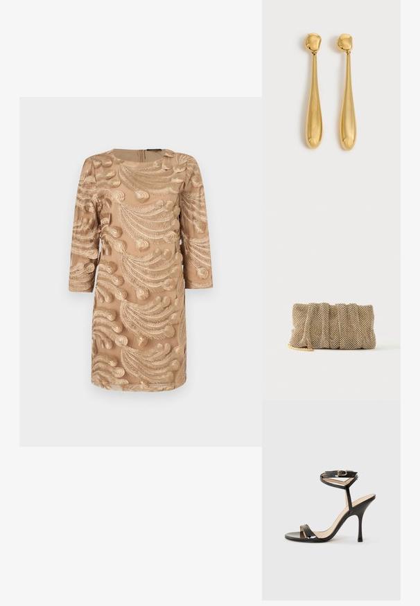 Beige jurk met driekwart mouwen, voorzien van ingewikkelde gouden borduursels in een spiraalvormig bladerenpatroon. Rits aan de achterkant, gladde textuur.; Zwarte laarzen van gepatenteerd leer met hoge hakken, dunne enkelband met gesp, open teen en slanke stilettohak op een witte achtergrond.; Kleine gouden mesh clutch met een geplooid ontwerp en een deels zichtbare gouden kettingriem op een effen witte achtergrond.; Een paar lange, gladde, glanzende gouden druppelvormige oorbellen met afgeronde toppen en taps toelopende druppelvormen op een lichte achtergrond.