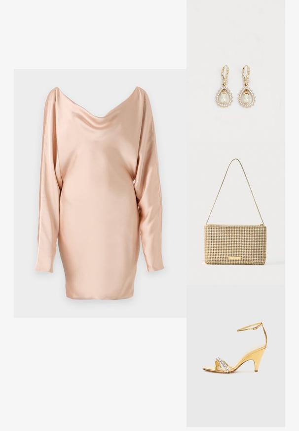 Robe en satin de pêche doux avec un décolleté drapé, des manches longues et une silhouette ajustée, présentant une texture lisse et un design minimaliste.; Sandale à talons dorés avec un design à lanières, dotée d'une bande ornée de strass. Bout ouvert, bride de cheville ajustable et talon effilé.; Pochette dorée de forme rectangulaire, recouverte de strass argentés brillants. Dotée d'une fine bandoulière métallique et d'une fermeture éclair.; Boucles d'oreilles dorées avec un design en forme de larme, comportant une perle centrale entourée de petits cristaux transparents. Fermeture à charnière.