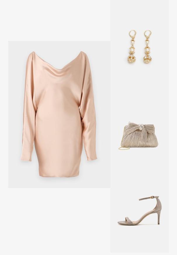 Robe en satin de pêche doux avec un décolleté drapé, des manches longues et une silhouette ajustée, présentant une texture lisse et un design minimaliste.; Sandale à talons ouverts en métal or rose. Présente une fine bride de cheville avec une boucle dorée et une finition texturée.; Pochette en or métallisé avec tissu plissé, dotée d'un nœud en haut et d'une bandoulière en chaîne dorée pour une polyvalence et une facilité de transport.; Boucles d'oreilles dorées avec accents en perles, présentant un design floral orné et embellies de pierres scintillantes. Fermeture clip-on.