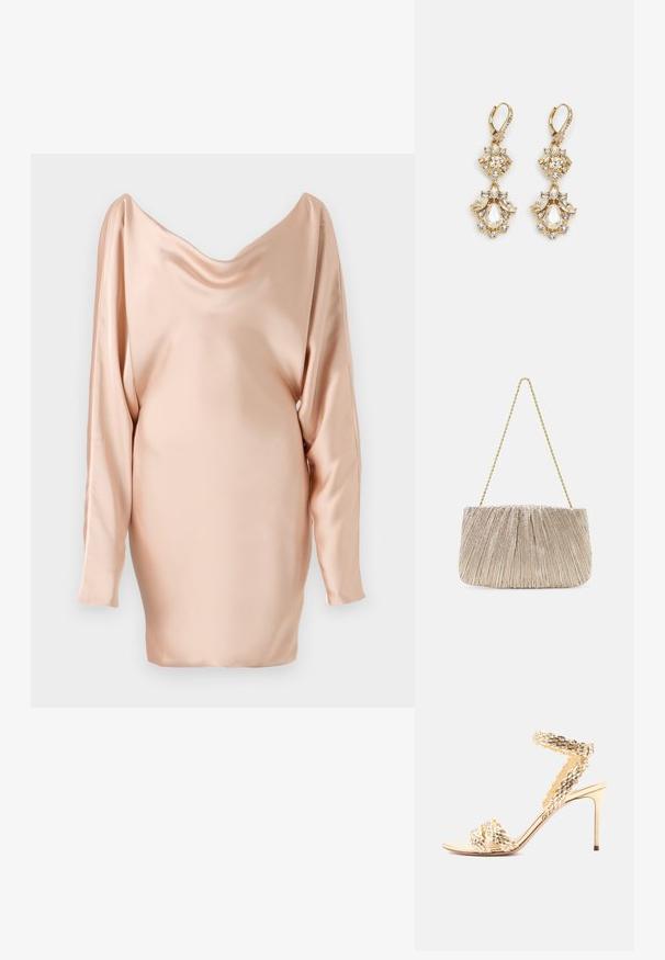 Satin Kleid in sanftem Pfirsich mit drapiertem Ausschnitt, langen Ärmeln und taillierter Silhouette, das durch seine glatte Textur und minimales Design besticht.; Goldfarbene Sandalette mit hohem Absatz, strukturierten gewebten Riemen, Knöchelschnalle und schlankem Stilettabsatz vor weißem Hintergrund.; Faltbare metallische Stoffhandtasche mit einem goldenem Kettenriemen, weicher rechteckiger Form, hellbeige Farbe, strukturiertem Oberflächenmaterial und gerafften Details.; Ohrringe mit Gold-Finish im Design eines Clusters, das runde und tropfenförmige klare Kristalle zeigt und aufwendige Details präsentiert.