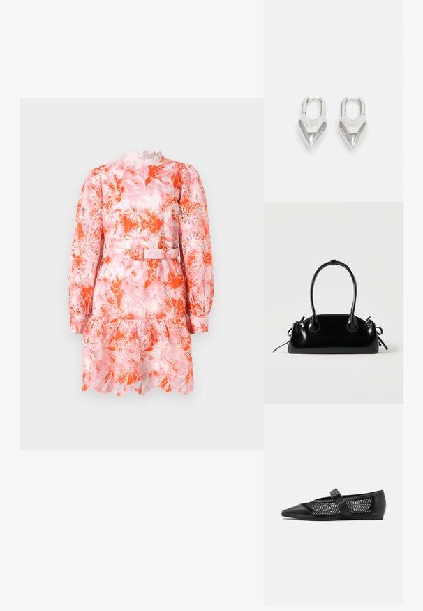 Robe à manches courtes en imprimé floral orange et rose avec col en dentelle, ourlet volanté et taille ajustée avec détail de ceinture.; Chaussure plate noire avec un bout pointu, panneaux latéraux en maille et une sangle avec une boucle décorative. Fini lisse sur les sections du bout et du talon.; Petit sac à main noir brillant avec deux longues anses et des détails à cordon sur les côtés sur un fond clair uni.; Cadenas en forme de cœur en argent avec les inscriptions gravées "OUI" et "NON", finition polie, design symétrique et un robuste fermoir en métal.