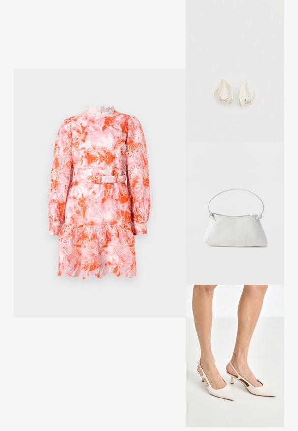 Robe à manches courtes en imprimé floral orange et rose avec col en dentelle, ourlet volanté et taille ajustée avec détail de ceinture.; Escarpins à talon slingback en cuir verni beige avec un bout pointu et un talon de 5 cm, présentant des côtés découpés et une fine bride à la cheville.; Sac à main en cuir tressé blanc avec poignée arrondie et extrémités de lanière nouées, présenté sur un fond uni.; Boucles d'oreilles ton argent avec une forme organique lisse en goutte d'eau. Surface polie avec une courbure subtile et sans ornements visibles.