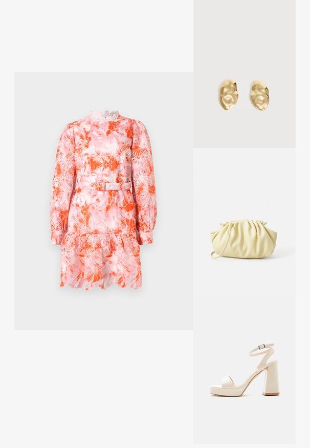 Robe à manches courtes en imprimé floral orange et rose avec col en dentelle, ourlet volanté et taille ajustée avec détail de ceinture.; Sandale à plateforme beige avec talon bloc épais, bout ouvert et bride de cheville avec boucle métallique sur fond blanc.; Sac à main plissé jaune en simili cuir lisse, arborant une forme douce avec une bandoulière unique et un design froncé sur le dessus.; Paire de boucles d'oreilles en métal doré brillant, de forme irrégulière, avec une surface froissée et lisse sur un fond clair uni.