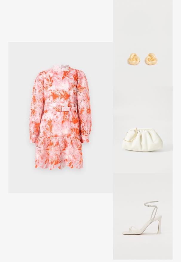 Robe à manches courtes en imprimé floral orange et rose avec col en dentelle, ourlet volanté et taille ajustée avec détail de ceinture.; Sandale à talon blanche avec une fine lanière de cheville et deux lanières à l'avant. Texture en cuir lisse avec un orteil carré et un talon brillant.; Sac à main en cuir blanc avec un design plissé, doté d'une bandoulière en chaîne dorée et d'une forme arrondie. Texture lisse avec des plis doux et sans motifs.; Paire de clous d'oreilles en forme de nœud, couleur or brillant, sur un fond blanc uni.