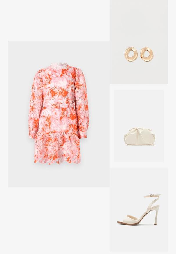 Robe à manches courtes en imprimé floral orange et rose avec col en dentelle, ourlet volanté et taille ajustée avec détail de ceinture.; Sandale à talon haut beige avec fine bride de cheville et boucle dorée, bout ouvert et talon aiguille élégant sur fond blanc.; Pochette en cuir souple couleur crème avec un design froncé et une fine bandoulière reposant à l’avant sur un fond uni.; Paired boucles d'oreilles en métal doré poli de forme irrégulière avec un centre ouvert sur un fond blanc uni.