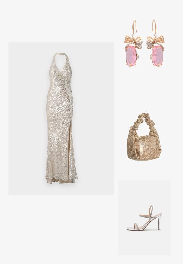 Halter neck glitrende kjole i beige, med en tætsiddende silhuet, sideslids og rynket detaljering for tekstur og visuelt interesse.; Madden Girl WISE - Højhælede sandaletter / Højhælede sandaler - silver; Hey Kyla Håndtasker - gold; Roserøde øreringe med store pink rektangulære ædelsten, udsmykket med klare rhinsten og sløjfe-formede detaljer.