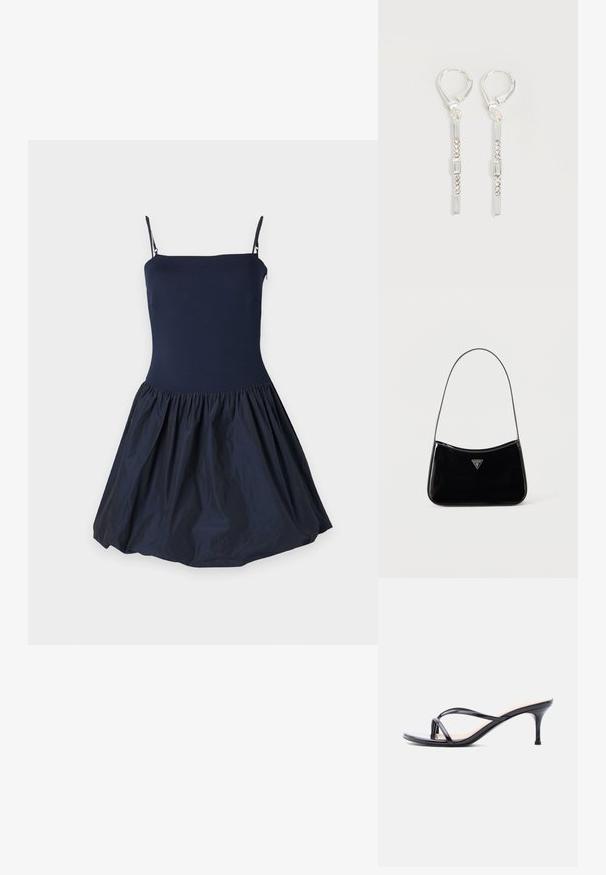 Vestido azul marino con un bodice ajustado y una falda acampanada con volantes. Hecho de una tela suave con tirantes de espagueti.; Sandalia de tacón de charol negro con tiras finas cruzadas y un tacón de aguja delgado de altura media, sobre un fondo blanco.; Bolso de hombro de charol negro con correa delgada, logotipo triangular de Guess en el frente y cierre superior con cremallera.; Pendientes colgantes de plata con cristales transparentes rectangulares y redondos en una línea vertical, asegurados con cierres tipo leverback.