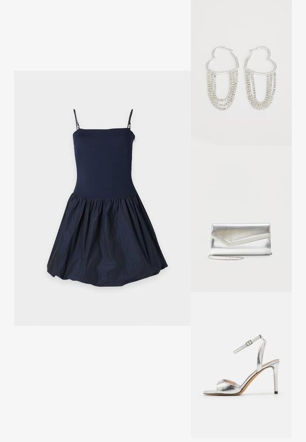 Robe bleu marine avec un haut ajusté et une jupe évasée, froncée. Fabriquée à partir d'un tissu lisse avec des bretelles spaghetti.; Sandale à talon haut argentée avec un bout ouvert, texture métallique et bride de cheville ajustable. Présente un talon aiguille effilé et une semelle intérieure lisse.; Pochette argentée brillante avec rabat style enveloppe et garniture décorative, petite bandoulière chaîne argentée, sur fond clair uni.; Boucles d'oreilles en argent en forme de cœur, ornées de fils tombants de strass transparents pour plus d'éclat et de texture.