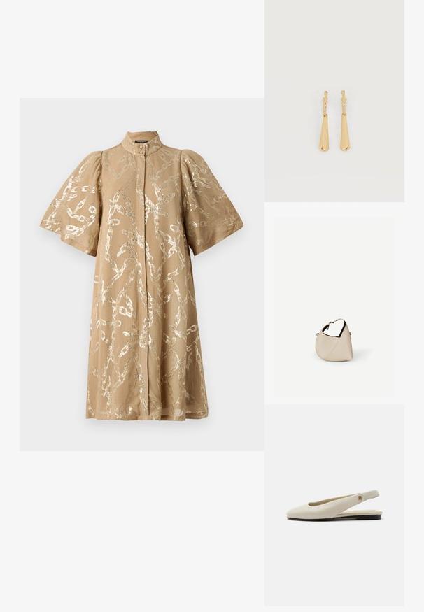 Vestido beige con mangas cortas abullonadas, cubierto con un patrón de cadena metálica. Presenta un cuello alto y cierre frontal de botones. Textura de tela suave.; Zapato plano slingback de cuero color crema con puntera redondeada y pequeño emblema dorado en la correa.; Bolso de cuero beige en forma de media luna con una sola correa para el hombro y costuras mínimas, colocado sobre un fondo blanco liso.; Pendientes colgantes en tono dorado con colgantes alargados y suaves en forma de lágrima, colgando de cierres de aros pequeños sobre un fondo blanco.