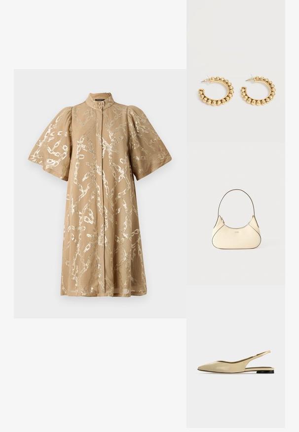 Beige kjole med korte puffærmer, dækket af et metallisk kædemønster. Har høj hals og knaplukning foran. Glat stoftekstur.; Beige spids tå slingback flad sko med lav sort hæl og en glat læderfinish, vist fra siden på en ensfarvet baggrund.; Skuldertaske i cremefarvet læder med rund form og enkelt rem, med subtil tekstur og lille præget logo foran.; Et par guldfarvede creoler med afrundede perle-detaljer langs den ydre kant på en lys baggrund.