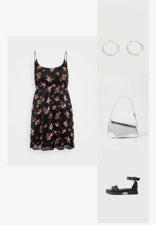 Sort blomsterkjole med tynde stropper, indsnævret talje og svajende skirt. Har pink og gule blomster på et gennemsigtigt stof. Somrende design.; Sorte lædersandaler med to tykke stropper, ankelspænde og tekstureret gummisål. Flad design med rund tå og polstret indersål.; Sølvmetallic håndtaske med en trekantet form, glat overflade og en tynd, justerbar skulderrem. Har et fold-over design med syninger.; Sølvfarvede metaloorringe med glat, let buet overflade og låsemekanisme på en ensfarvet hvid baggrund.