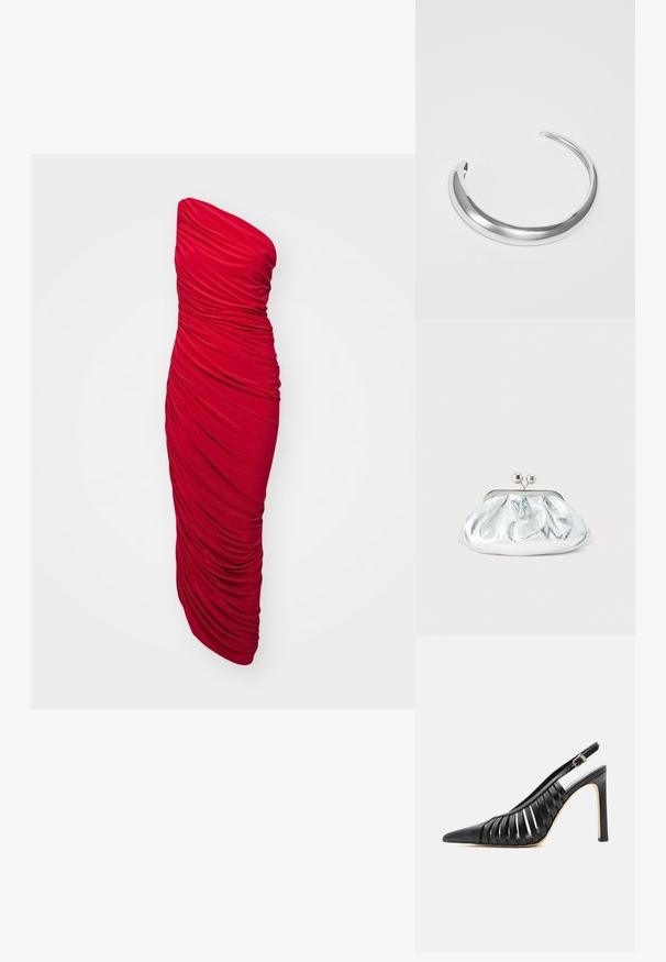 Červené, bezramienkové, bodycon šaty s riasenou tkaninou pre zvrásnenú textúru, dlhá dĺžka a elegantný silueta.; Čierna vysoká podpätková slingback obuv s ostrým špičatým nosom a vyrezávanými koženými remienkami, s zlatou prackou na remienku okolo členka.; Malá strieborná kovová kabelka so zaobleným, nariaseným dizajnom a zapínaním s dvoma striebornými guľkami.; Strieborný kovový náramok s lesklým povrchom, ktorý má hladký, zaoblený dizajn a otvorené konce pre nastaviteľné prispôsobenie.