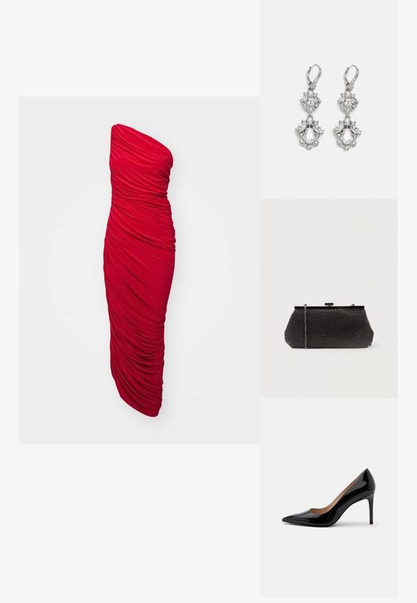 Rotes, trägerloses Bodycon-Kleid mit gerafftem Stoff für eine rüschige Textur, langer Länge und einer eleganten Silhouette.; Schwarzer Lackleder-Pumps mit hohem Absatz, spitzer Schuhspitze und Stilettabsatz, seitlich auf einem schlichten weißen Hintergrund dargestellt.; Schwarze Mesh-Clutch mit strukturierter Silhouette, verziert mit kleinen metallic-nieten, besitzt einen Verschluss mit Klappe und einen abnehmbaren Kettenriemen.; Silberfarbene Ohrringe mit mehreren klaren Kristallgemmen in Tropfen- und Marquiseformen, mit Klappverschluss und kunstvollen Details.