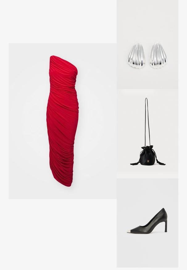 Rød, stropløs, bodycon kjole med sammenslynget stof for en rynket tekstur, lang længde og en strømlinet silhuet.; Sort læder højhælet sko med spids tå og metal-sølv hætte. Har en glat finish og en slank hæl på 10 cm.; Sort snørelukket bucket-taske med lang tynd rem og lille gyldent firkantet logo foran, vist mod en ensfarvet baggrund.; Et par skinnende sølv, ribbede skaldformede øreringe på en ensfarvet hvid baggrund, som viser reflekterende og glatte overflader.