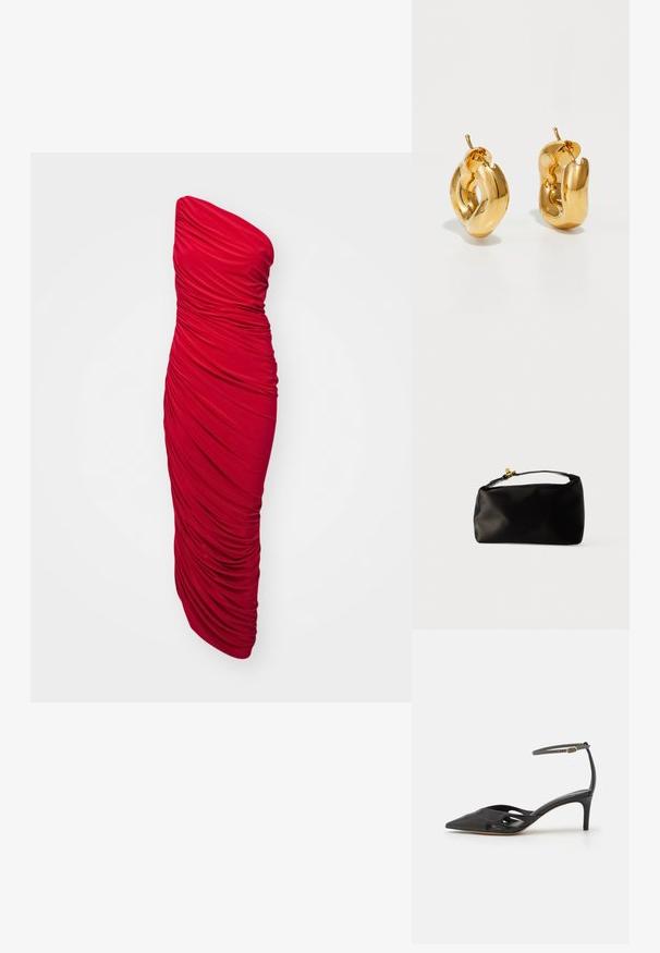 Rød, stropløs, bodycon kjole med sammenslynget stof for en rynket tekstur, lang længde og en strømlinet silhuet.; Sort læder højhælet sko med spids tå, åbne sider og en tynd ankelrem med en lille guld detalje.; Sort satinpung med en afrundet form, et håndtag i toppen og en guldaccentlås. Glat tekstur med et minimalistisk design.; Chunky guld hoop øreringe med et let snoet, rørformet design og postsystem bagpå, på en hvid baggrund.