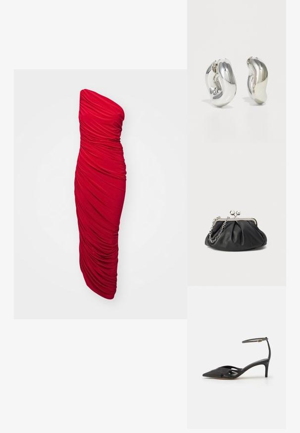 Rød, stropløs, bodycon kjole med sammenslynget stof for en rynket tekstur, lang længde og en strømlinet silhuet.; Sort læder højhælet sko med spids tå, åbne sider og en tynd ankelrem med en lille guld detalje.; Sort læder clutch med samlet tekstur, sølvfarvet metalramme, kys-lås lukning og kædestrop. Glat, blød overflade.; Sølvskulpturelle øreringe med glatte, buede former og reflekterende overflader. Har et lukket hoop-design og en markant organisk form.