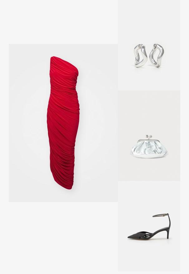 Červené, bezramienkové, bodycon šaty s riasenou tkaninou pre zvrásnenú textúru, dlhá dĺžka a elegantný silueta.; Čierna kožená topánka na vysokom opätku s špicatou špičkou, otvorenými stranami a tenkým remienkom okolo členka so zlatým kovovým detailom.; Malá strieborná kovová kabelka so zaobleným, nariaseným dizajnom a zapínaním s dvoma striebornými guľkami.; Strieborné kruhové náušnice so skrúteným dizajnom. Zaoblené okraje a lesklý povrch. Otvorené zapínanie pre jednoduché nosenie. Hladká textúra po celej ploche.