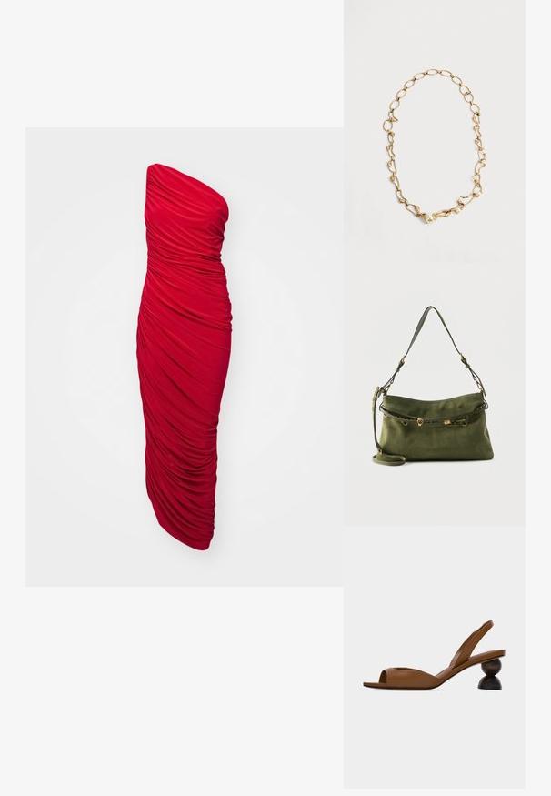Červené, bezramienkové, bodycon šaty s riasenou tkaninou pre zvrásnenú textúru, dlhá dĺžka a elegantný silueta.; Hnedá otvorená sandála na päte so zapínaním na remienok a výrazným okrúhlym dvojdielnym dreveným podpätkom na jednoduchom svetlom pozadí.; Zelená semišová kabelka cez rameno s nastaviteľným remienkom a tenkým dekoratívnym opaskom so zlatými kovovými detailmi.; Náhrdelník zo zlatého retiazky s nepravidelnými článkami a malými bielymi perlami rozmiestnenými pozdĺž jednej strany, zobrazený na jednotnom svetlom pozadí.