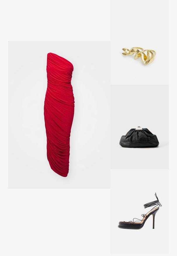 Rød, stropløs, bodycon kjole med sammenslynget stof for en rynket tekstur, lang længde og en strømlinet silhuet.; Sort højt hælede sandal med tynde læderremme, der vikles omkring foden og anklen, med en spids stilethælhæl.; Sort læderclutch med en samlet tekstur, metal lukning og diskret præget logo på forsiden. Rundet form.; Guldtonet ring med et snoet design, der har glatte, reflekterende overflader og afrundede ender, hvilket viser en poleret metallisk finish.