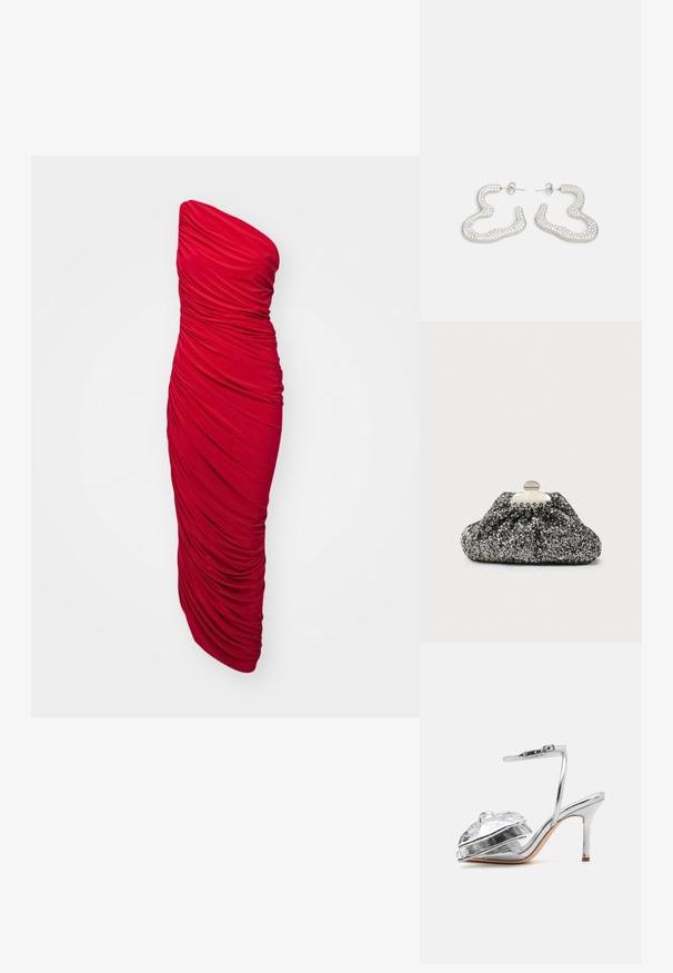 Červené, bezramienkové, bodycon šaty s riasenou tkaninou pre zvrásnenú textúru, dlhá dĺžka a elegantný silueta.; Loeffler Randall MARLENA - Sandále na vysokom opätku - silver; Čierna a strieborná trblietavá kabelka s nazdobeným dizajnom. Kovové zapínanie s hladkým, zaobleným tvarom a textúrovaným povrchom.; Strieborné náušnice s vlnitým, abstraktným dizajnom zdobené malými, iskriacimi kryštálmi. Zabezpečené zapínanie na postrannú sponu.