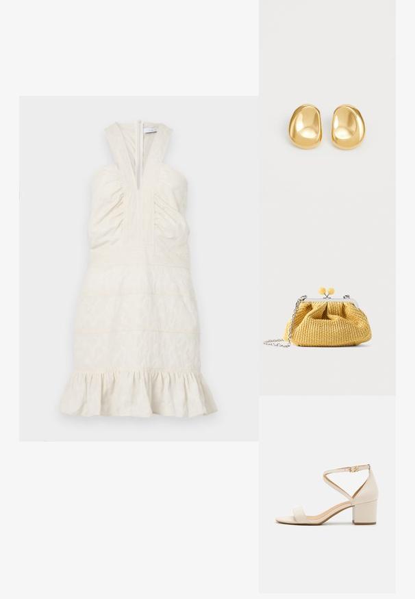 Robe crème sans manches avec un décolleté en V profond et un corsage froncé, avec des coutures horizontales et un ourlet volanté. Fermeture éclair au dos.; Sandales à talon bloc beiges présentant un design minimaliste, bout ouvert et une sangle de cheville ajustable avec une boucle dorée. Texture lisse.; Petit sac à main tissé jaune avec cadre argenté, deux fermoirs boules jaunes et une bandoulière chaîne argentée sur fond blanc.; Boucles d'oreilles en forme de clou de couleur or, avec une forme lisse et arrondie et une surface réfléchissante, mettant en avant un design minimaliste sans motifs visibles.