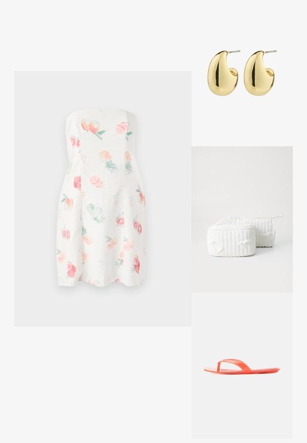 Vestido sin tirantes de tela blanca con ilustraciones coloridas de frutas, incluyendo duraznos, piñas y frambuesas; corsé ajustado y falda acampanada.; Sandalia plana naranja con diseño de una sola tira entre los dedos, suela lisa y acabado brillante, mostrada sobre fondo blanco.; Dos bolsas cosméticas de textil blancas, una rectangular con un asa en la parte superior, que presenta una textura acanalada y pequeños lazos a los lados. La otra es cilíndrica.; Pendientes de stud en tono dorado con una superficie suave y pulida, que presentan una forma abstracta en forma de lágrima. Hardware de metal simple para la sujeción.