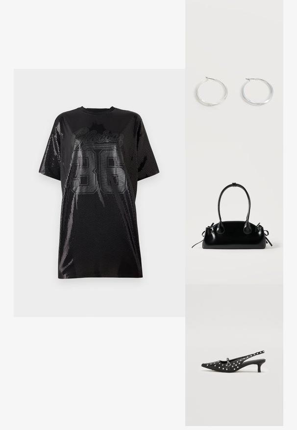 T-shirt en mesh noir avec coupe oversize, col rond et graphique "Glorious 36" en impression noire brillante à l'avant.; Chaussures noires à bride arrière avec un bout pointu, décorées de clous en argent, présentant un petit talon et un détail de bride à boucle.; Petit sac à main noir brillant avec deux longues anses et des détails à cordon sur les côtés sur un fond clair uni.; Boucles d’oreilles créoles en métal argenté avec une surface lisse légèrement incurvée et des fermoirs à clapet sur un fond blanc uni.