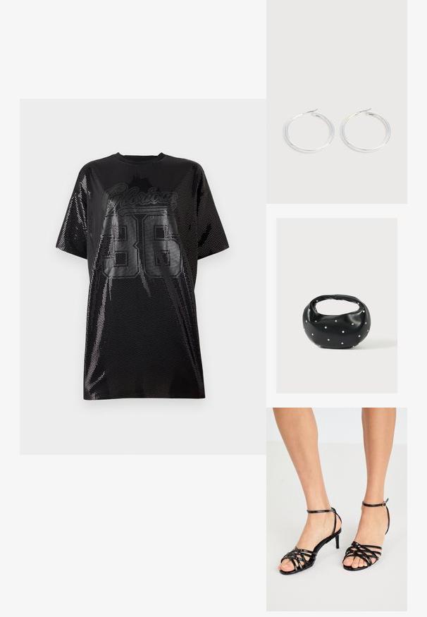 Μαύρο μπλουζάκι από δίχτυ με oversized εφαρμογή, στρογγυλή λαιμόκοψη και γραφικό "Glorious 36" σε γυαλιστερή μαύρη εκτύπωση μπροστά.; Μαύρες ψηλοτάκουνες σανδάλια με λουριά και γυαλιστερή υφή. Λουρί στον αστράγαλο με αγκράφα. Σχέδιο ανοιχτής μύτης με διασταυρούμενες λεπτομέρειες.; Μαύρη δερμάτινη τσάντα χειρός με στρογγυλεμένο σχήμα, διακοσμημένη με ασημένιες λεπτομέρειες με καρφιά και κοντή λαβή. Λείο υλικό και κλείσιμο με φερμουάρ.; Ζεύγος λαμπερών ασημένιων κρίκων με λεπτές σύρμα σφραγίδες, παρουσιασμένα σε ανοιχτό γκρι φόντο.