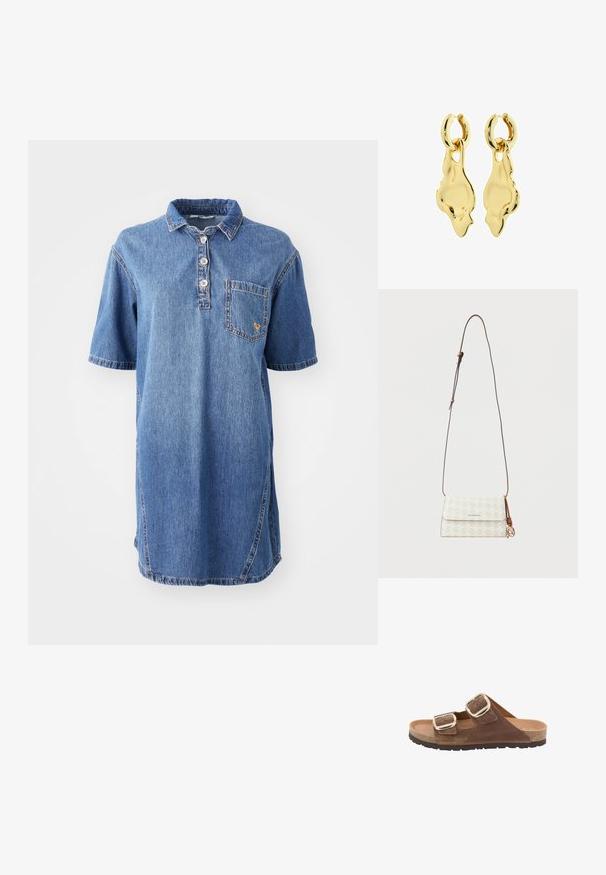 Denim polo jurk in lichtblauw, met een kraag, korte mouwen, een vierknops sluiting en een zakje aan de linkerkant van de borst.; Bruine suède slidesandaal met twee verstelbare zilveren gespen en kurken zool op een witte achtergrond.; Kleine witte schoudertas met pied-de-poule patroon, bruine verstelbare riem en decoratieve knoop op een effen achtergrond.; Gouden oorbellen met een sculpturaal, abstract ontwerp. Kenmerken zijn een scharnierende hoepel en een verlengde, golvende vorm. Glad, glanzend afwerking.
