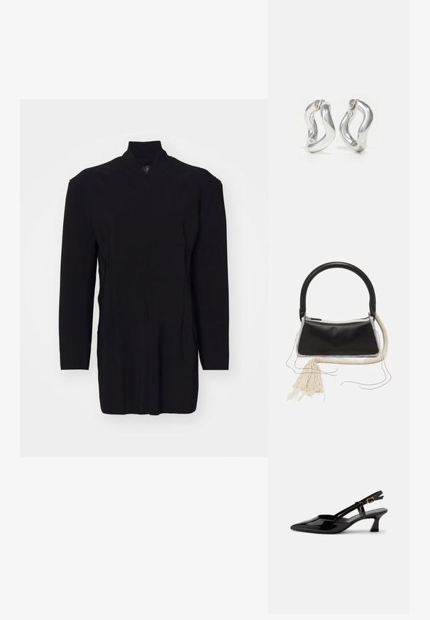Prenda negra de manga larga con cuello alto, que cuenta con un cierre de cremallera y costuras estructuradas para un ajuste entallado. Textura suave, diseño minimalista.; Zapato slingback de charol negro con tacón bajo, punta puntiaguda y correa ajustable con hebilla dorada sobre fondo blanco.; Bolso de cuero negro con un asa redondeada, cremallera plateada, ribete de piel de oveja blanca, y un largo borlón crema unido a la parte delantera.; Pendientes de aro plateados con un diseño retorcido. Bordes redondeados y acabado brillante. Cierres abiertos para un fácil uso. Textura suave en toda la superficie.