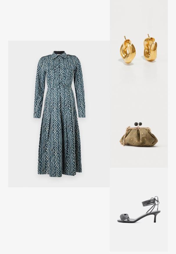 Diane von Furstenberg ASPEN DRESS - Blusenkleid - blue; Graue Leder-Pumps mit Absatz, verknotetem Riemen über den Zehen und Wickelriemen um den Knöchel auf schlankem, mittelhohem Absatz vor weißem Hintergrund.; Kleine Clutch mit goldenem und schwarzem geometrischem Muster, goldfarbenem Metallrahmen, schwarzem Kugelverschluss und kurzem goldfarbenem Kettenriemen.; Fette goldene Creolen mit einem leicht verdrehten, röhrenförmigen Design und Steckverschlüssen auf einem weißen Hintergrund.
