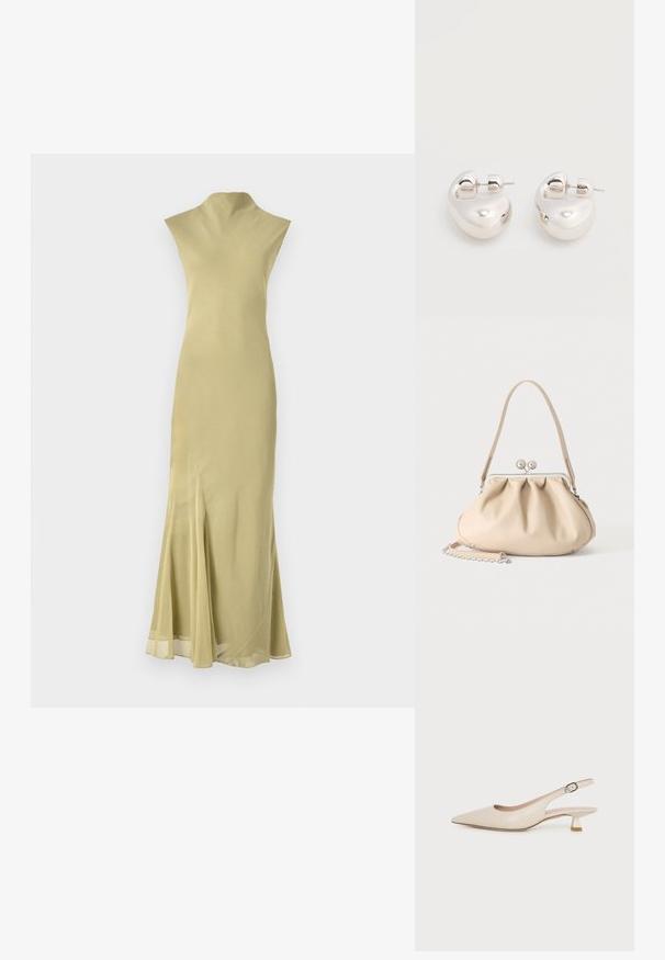 Lang, tætsiddende kjole i lysegul stof med høj krave, buet silhuet og en sideslids nær kanten for ekstra detalje.; Beige spids tå slingback sko med lav kitten hæl og justerbar side spænde på en ensartet hvid baggrund.; Beige blød læderhåndtaske med en sølv metalramme-lukning, enkelt skulderstrop og en valgfri kæderem på en hvid baggrund.; Par af skinnende sølv store øreringe med lukning på bagsiden mod en ensfarvet hvid baggrund.