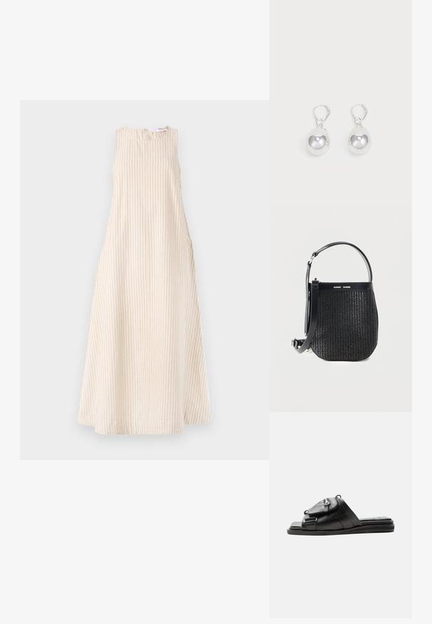 Beige mouwloze jurk met verticale ribbelstructuur, ronde halslijn en zijgathering. Midden-kuitlengte met een rechte silhouet.; Zwarte leren slippers met gevoerde zool en vooraan ritsvak detail op het bandje.; Zwarte geweven handtas met afgeronde bodem, leren afwerking, verstelbare schouderriem en Samsøe Samsøe merklogo op de bovenste band.; Zilveren druppeloorbellen met gladde, ronde, reflecterende oppervlakken die hangen aan klapring-sluitingen. Achtergrond is puur wit.