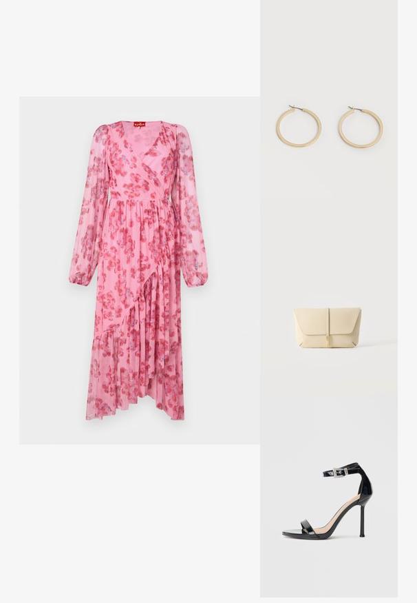 Rosa Blumenkleid mit langen Ärmeln, Wickeldesign, plissierter Rock, aus transparenter Stoff mit verstreuten roten und blauen Blumenmustern.; Schwarzer Riemchensandale aus Lackleder mit hohem Absatz und Knöchelriemen. Verfügt über ein minimalistisches Design, offene Zehenpartie und eine Schnalle mit Strassakzenten.; Beige Leder-Clutch mit einer vorderen Klappe und einem vertikalen Riemenverschluss vor einem schlichten hellen Hintergrund.; Paar mittelgroße, glatte Creolen in Goldton mit Scharnier-Verschlüssen auf einem einfarbigen hellen Hintergrund.