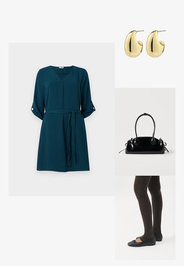 Teal jurk met V-hals, driekwart mouwen, strik taille en lichte textuur. Heeft een subtiele glans en opgerolde knoopaccenten.; Benen met donkere geribbelde leggings gecombineerd met zwarte ballerina's met kleine strikdetails op een witte achtergrond.; Kleine zwarte glanzende handtas met twee lange hengsels en zijkant trekkoord details op een effen lichte achtergrond.; Gouden studs met een gladde, gepolijste afwerking, in een abstracte, druppelvorm. Eenvoudige metalen achterzijde voor bevestiging.