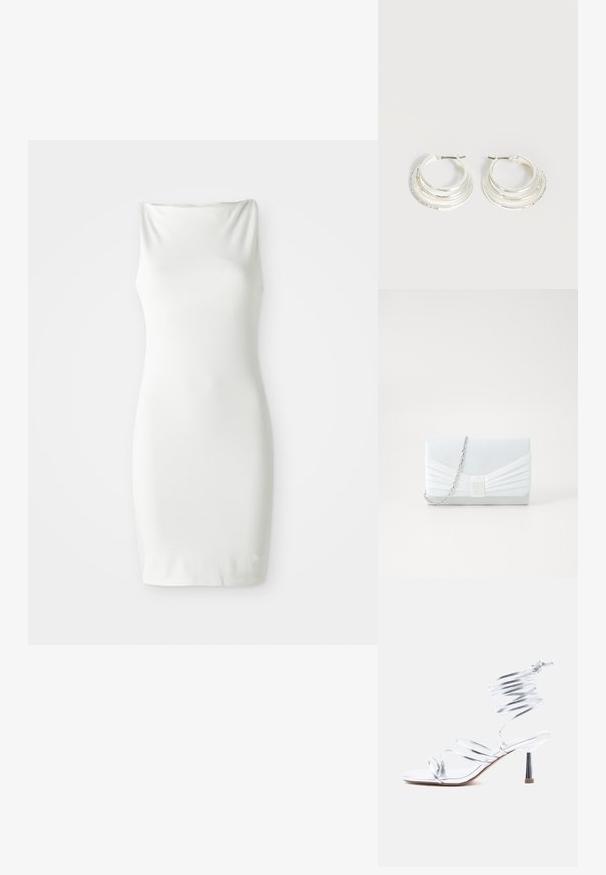 Weißes, ärmelloses Bodycon-Kleid aus glattem, dehnbarem Stoff. Es hat einen drapierten Ausschnitt und eine figurbetonte Silhouette, die oberhalb des Knies endet.; Silberne, hochhackige Sandale mit dünnen Riemen, die die Zehen überkreuzen, und einer spiralförmigen Fußgelenkumwicklung vor weißem Hintergrund.; Helles blaues Clutch-Täschchen mit einem plissierten Design. Verfügt über eine rechteckige Form, eine Kettenhenkel und eine glatte Textur mit einem zentralen Akzent.; Silberne Creolen mit drei geschichteten halbkreisförmigen Bändern, eines davon verziert mit kleinen klaren Kristallen auf hellem Hintergrund.