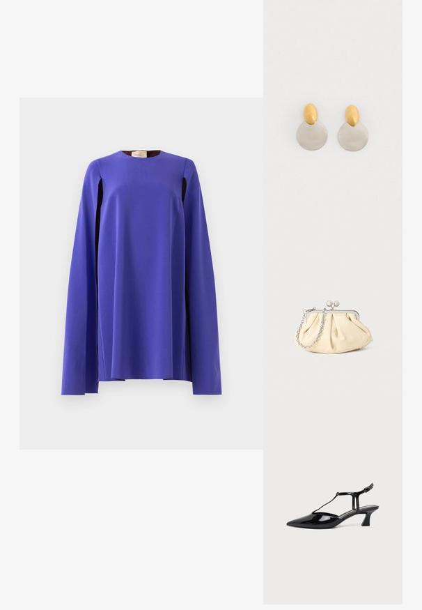 Langærmet, livlig violet kjole med brede, svajende ærmer, hængende løst, udstillet på en simpel lys grå baggrund.; Sort laklæder spids tå slingback sko med T-rem og lav skrå blokhæl på hvid baggrund.; Plisseret beige læderclutch med en sølvmetalramme, der har to runde dekorative låse og en sølvkædetrasporte.; Guld- og sølvmetalløreringe med en rund skivebund og et ovalt topstykke, glat tekstur og poleret finish.