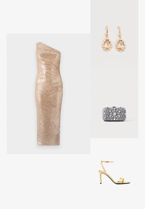 Bodycon kjole med en skulderdesign, lavet af glitrende stof i guld. Har en tætsiddende silhuet og glat tekstur.; Guld, faux-krokodilleder højhælede sandaler med ankelrem, åben tå, slank stiletto hæl og en glat, blank finish.; Lille rektangulær mørkegrå clutch pyntet med klare rhinsten i et strålende mønster og en sølvkæde som strop.; Guld øreringe med kroge med store pæreformede ferskensten omgivet af små klare krystaller på en ensfarvet hvid baggrund.