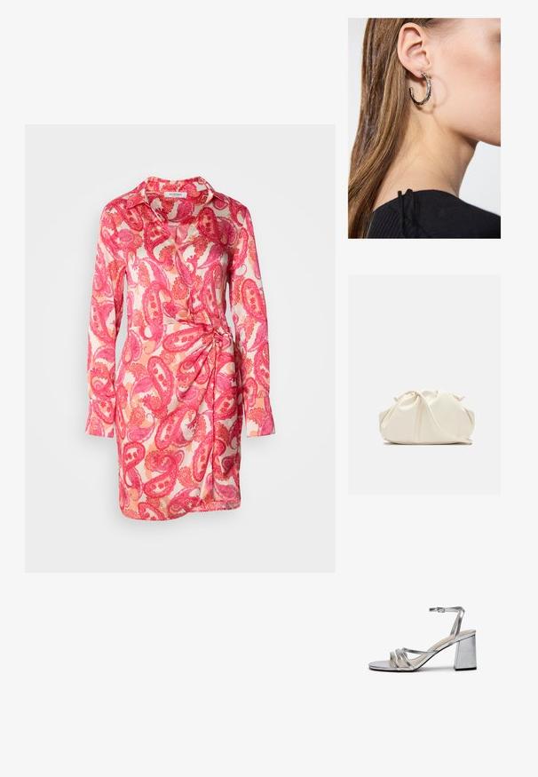 Vestido de manga larga en tejido ligero con un estampado de paisley rosa, que presenta un cuello con solapa y un detalle anudado en el costado.; Sándal de tacón alto metálica plateada con tacón cuadrado, tira delgada en el tobillo y múltiples tiras anchas en el área delantera del pie. Textura suave.; Bolso de mano de cuero suave de color crema con diseño fruncido y plisado y una delgada correa para el hombro que descansa delante sobre un fondo liso.; Pendiente de aro de plata con un acabado pulido, que presenta pequeños detalles en dorado y una forma redonda, llevado en el lóbulo.